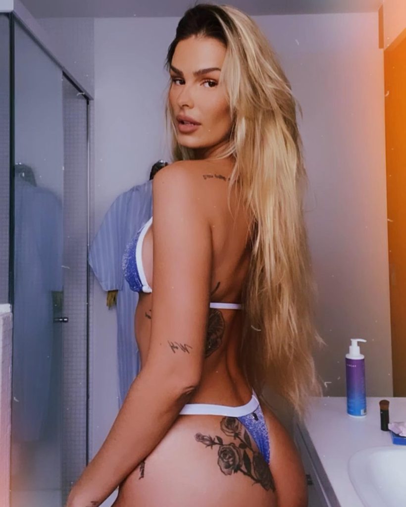 Yasmin Brunet sorri cenas de sexo