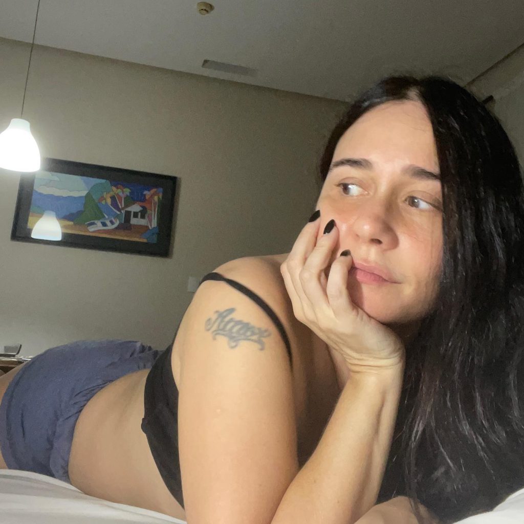 Alessandra Negrini fica sexy em biquíni