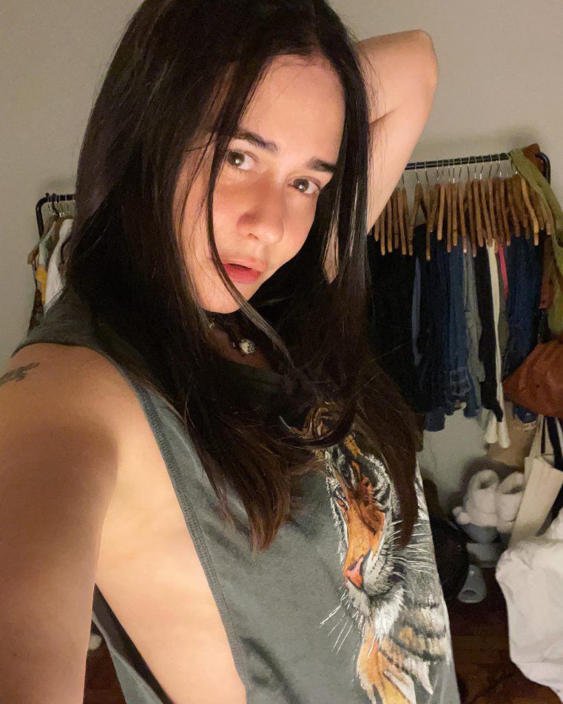 Alessandra Negrini olha fotos nuas