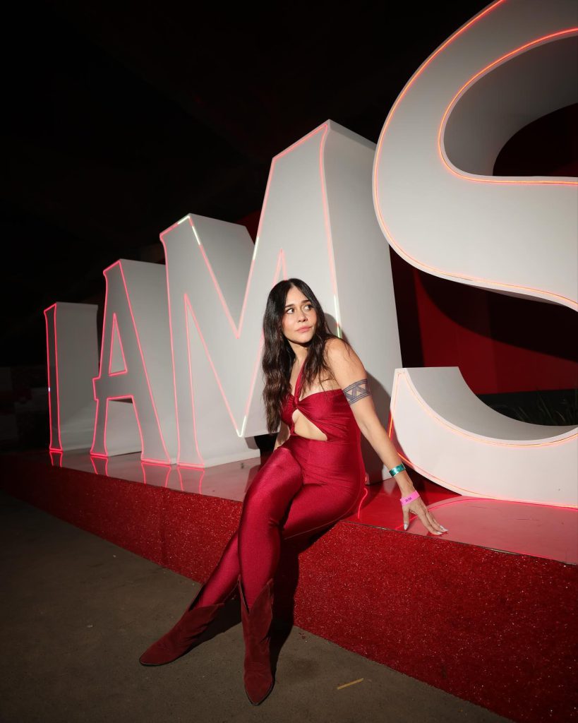 Alessandra Negrini schildert feuer arsch