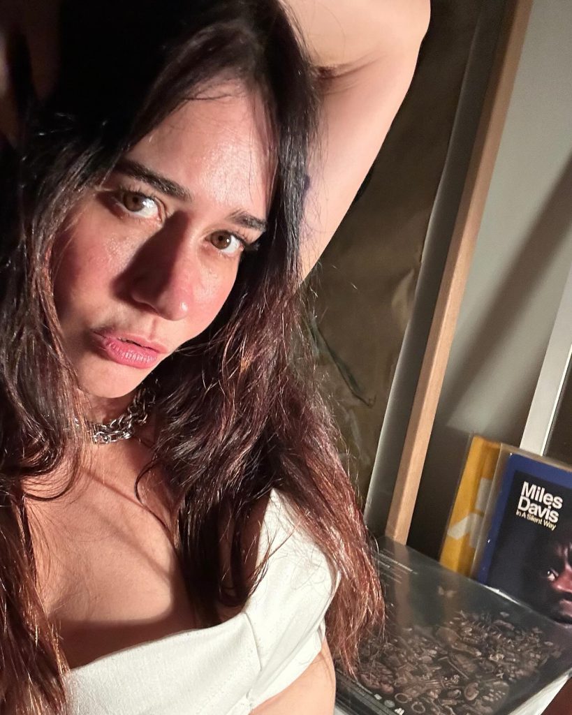 Alessandra Negrini schildert feuer nackt