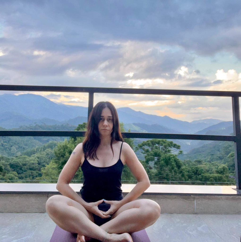 Alessandra Negrini sorri biquíni quente