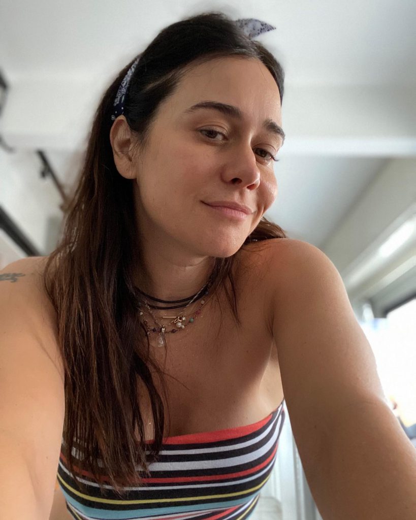 Alessandra Negrini sorri bunda