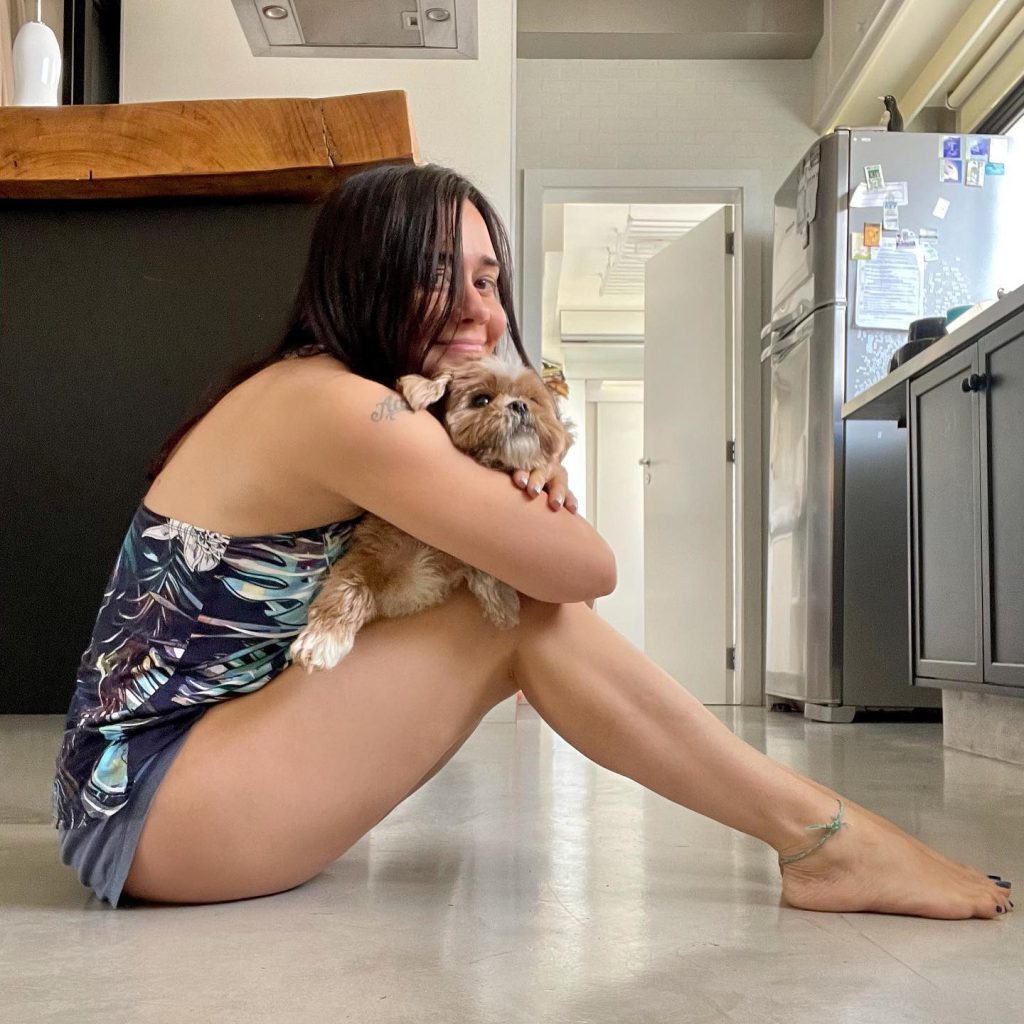 Alessandra Negrini sorri peitos