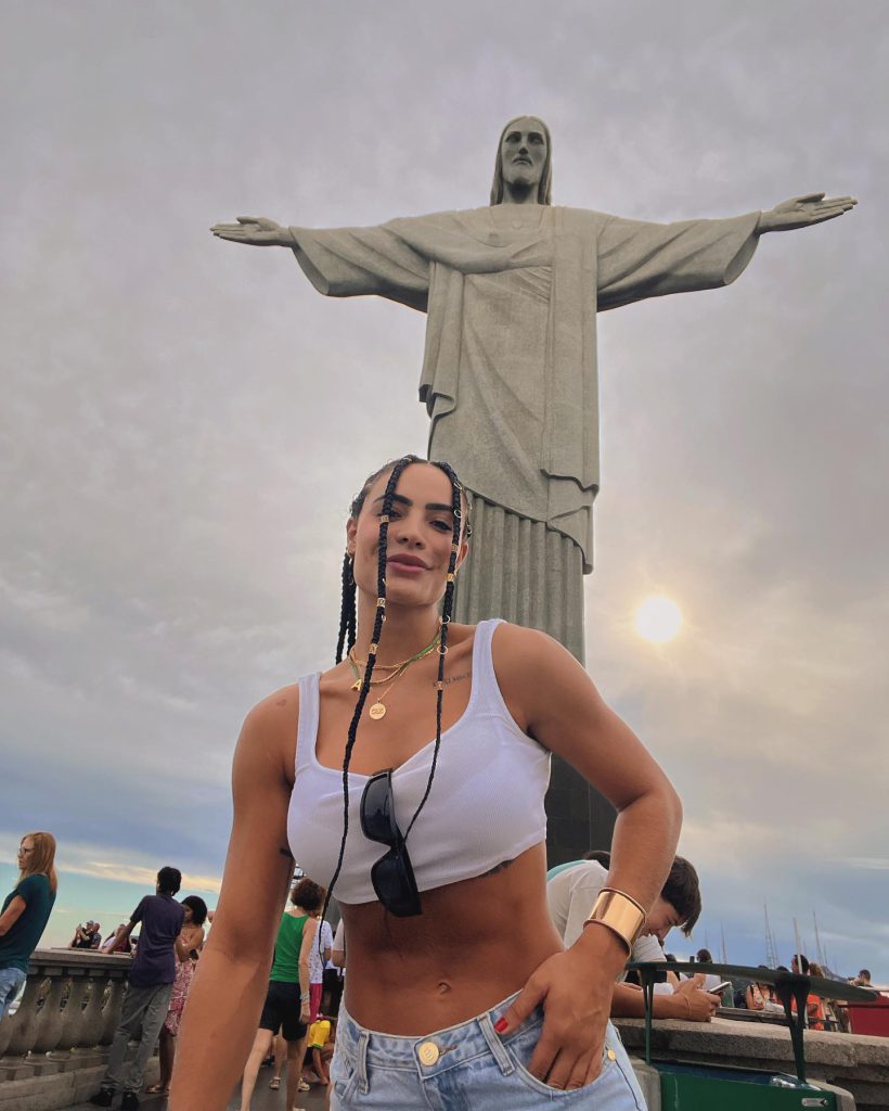 Aline Mineiro posa cenas de sexo