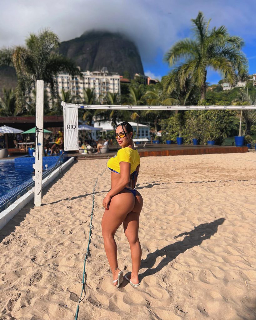 Aline Mineiro posa de rabo