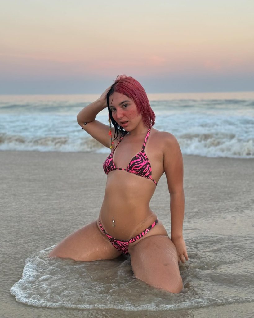 Belle Belinha feurig bikini