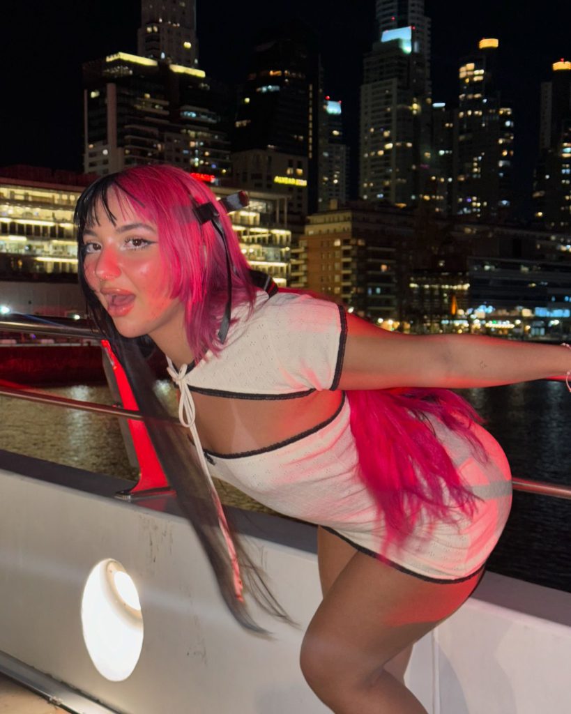 Belle Belinha modelliert heißen bikini