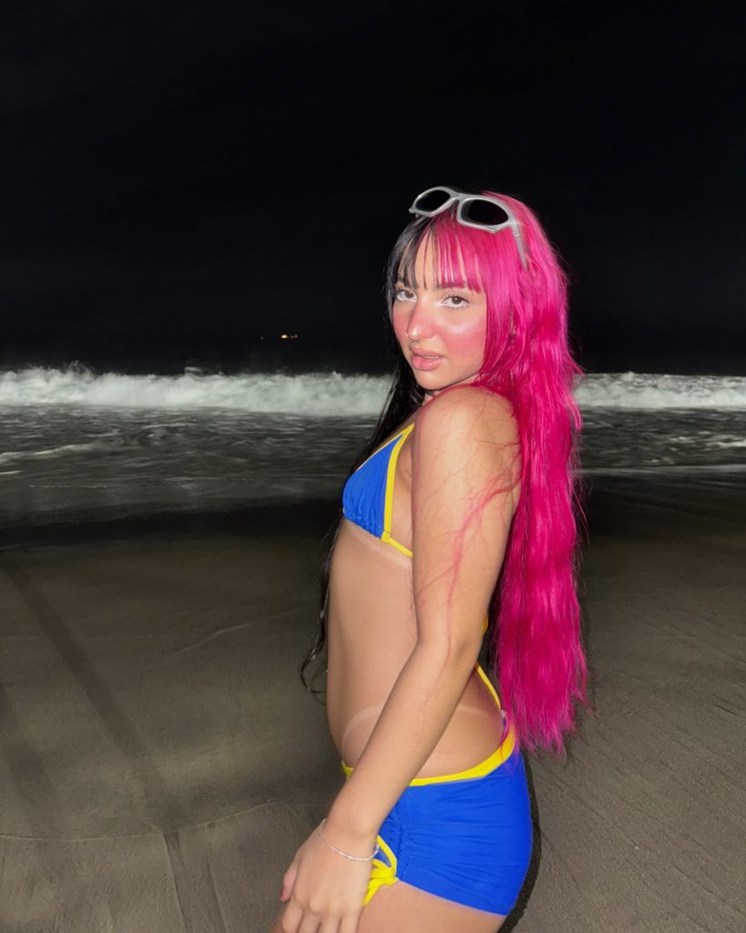 Belle Belinha modelliert nackt