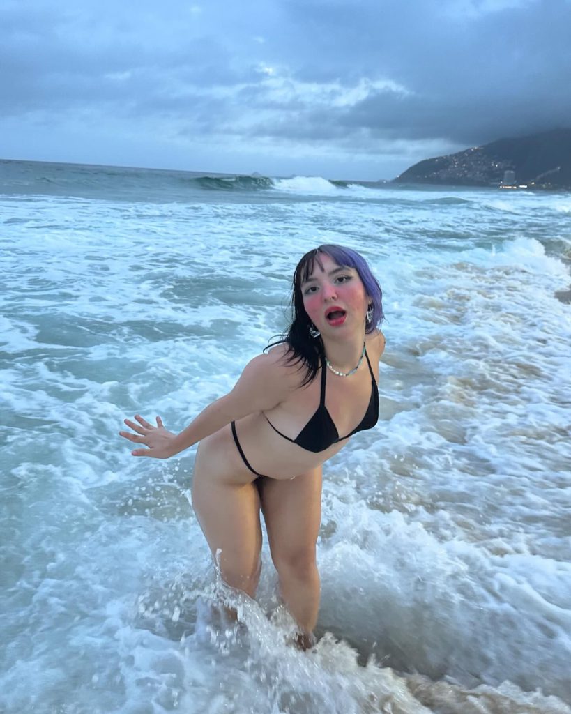 Belle Belinha posa cenas de sexo