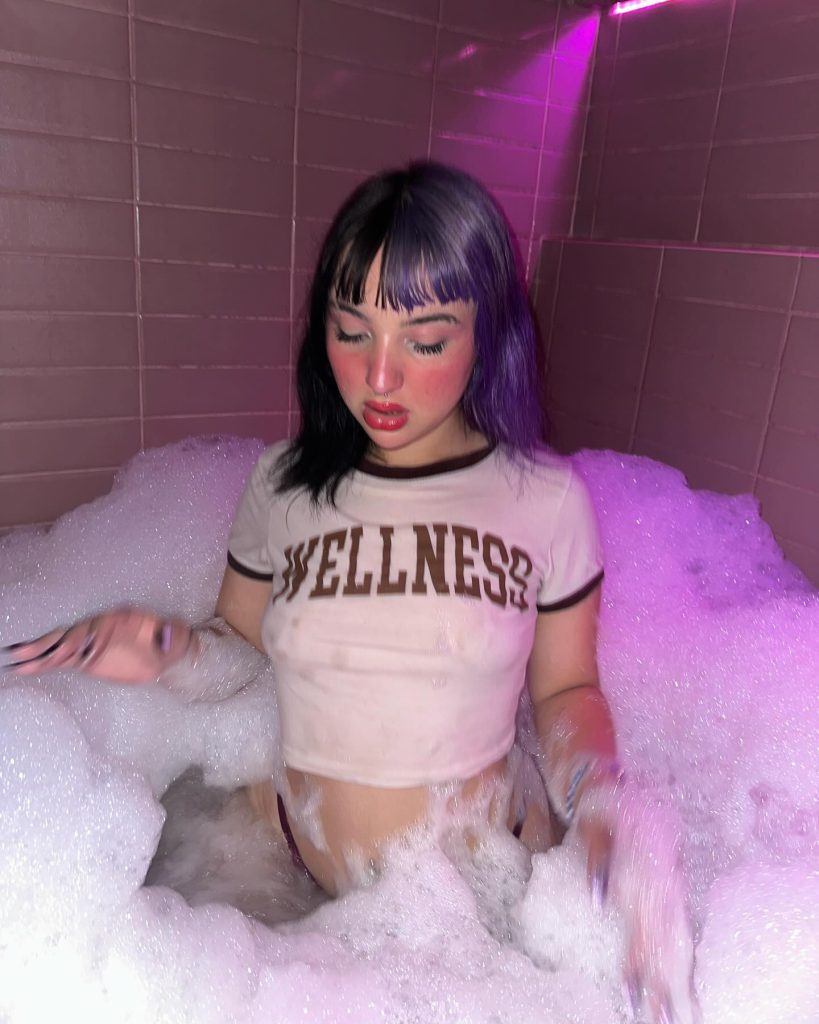 Belle Belinha posa fotos quentes