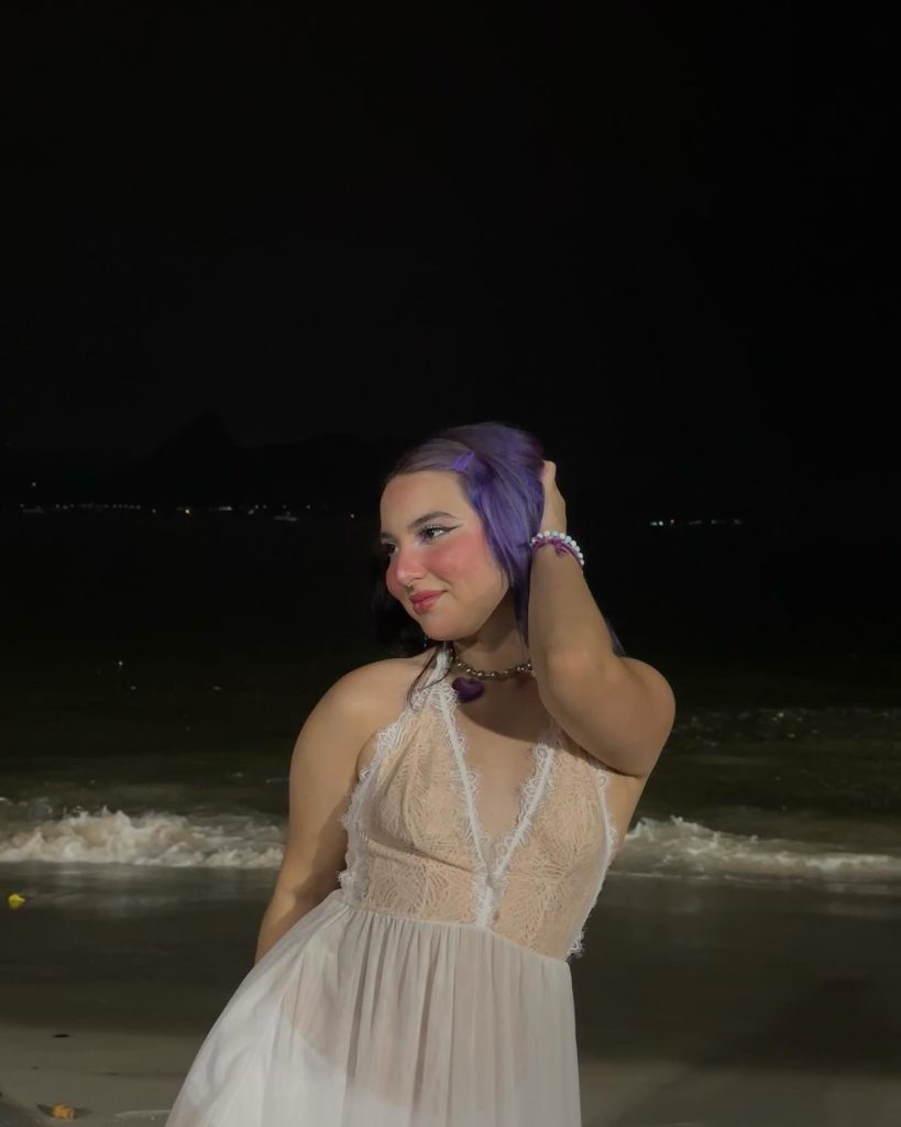 Belle Belinha posa mamas