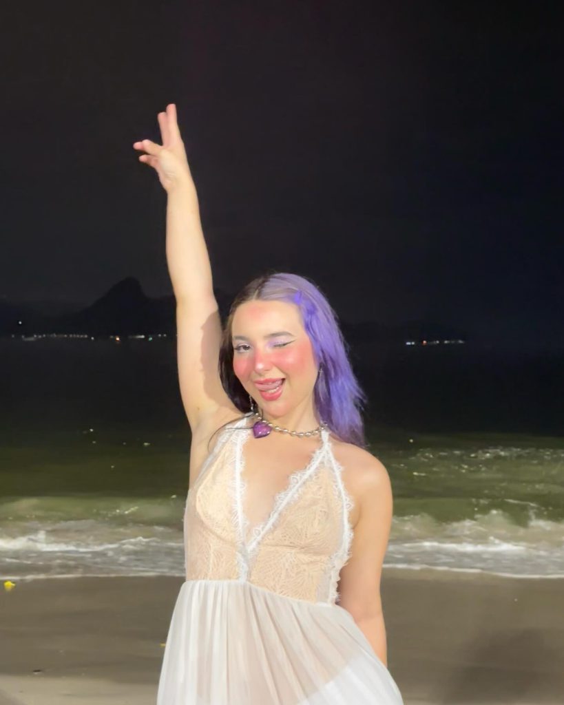 Belle Belinha posa nua fotos