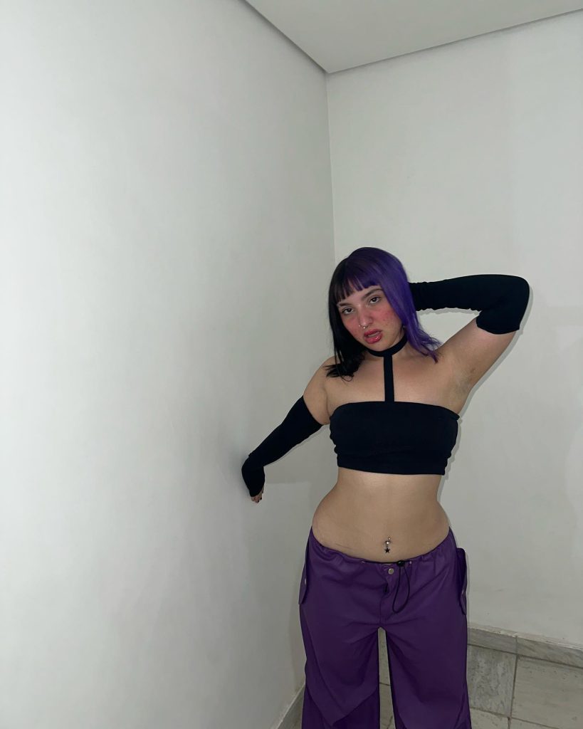 Belle Belinha posa sexy