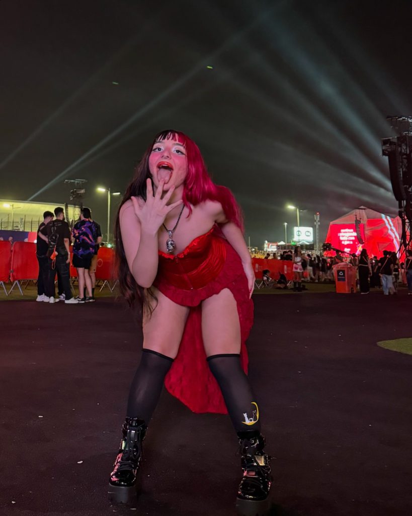 Belle Belinha schildert feuer nackt