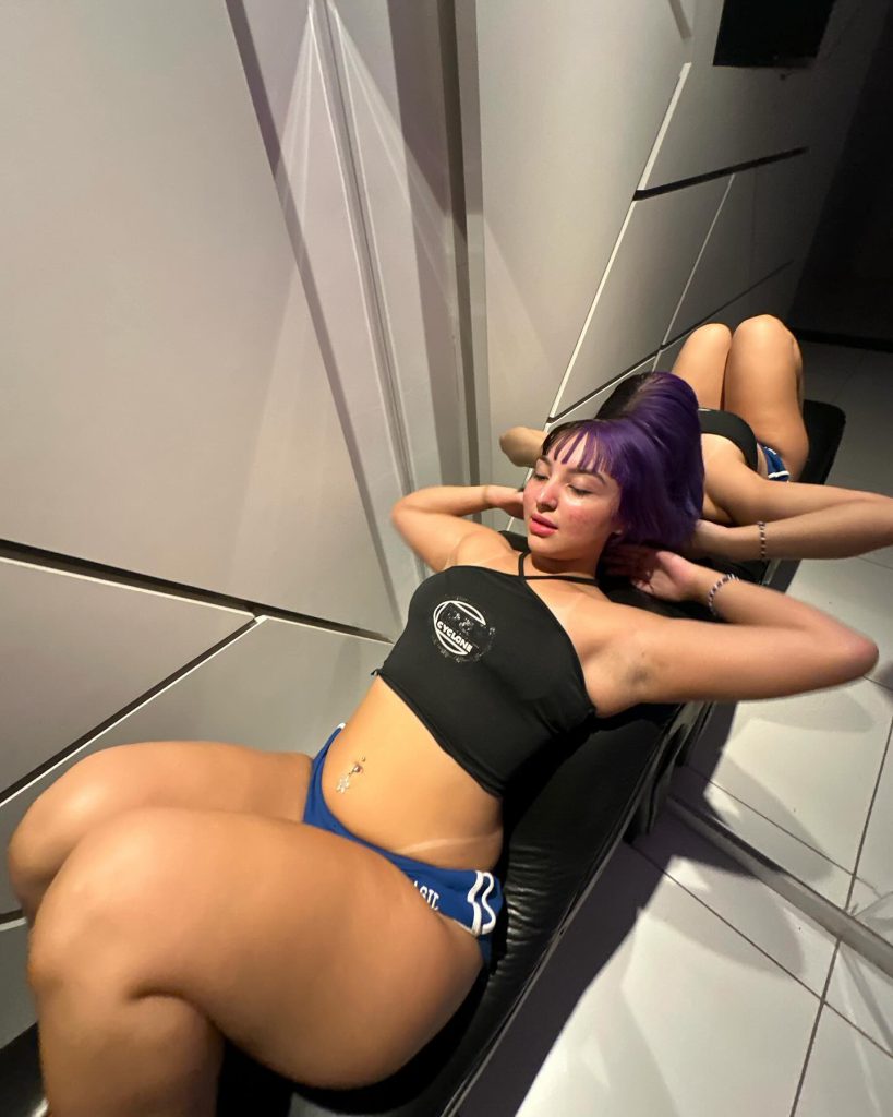 Belle Belinha sorri biquíni quente