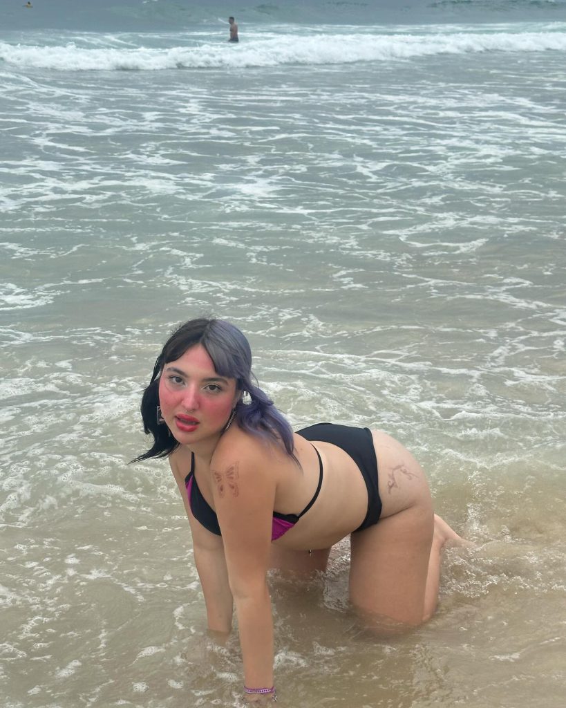 Belle Belinha sorri nua