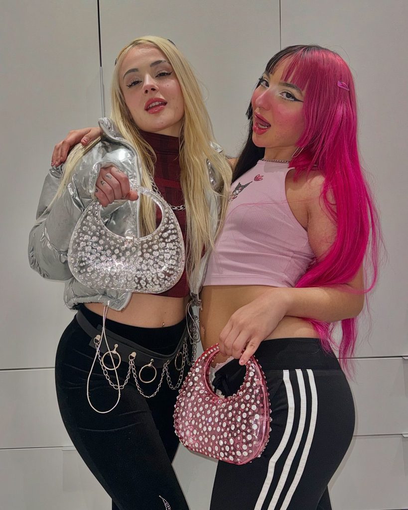 Belle Belinha stellt feuer bikini dar