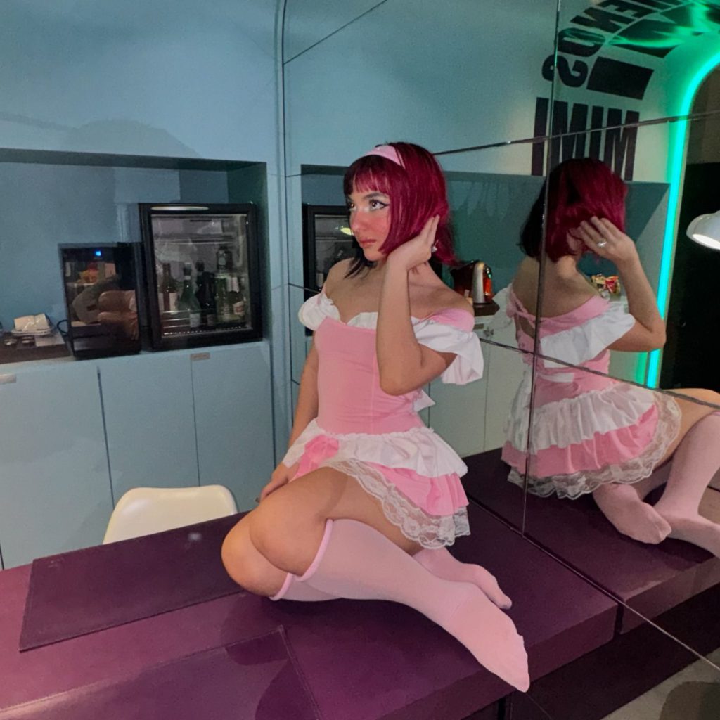 Belle Belinha stellt feuer nackt dar