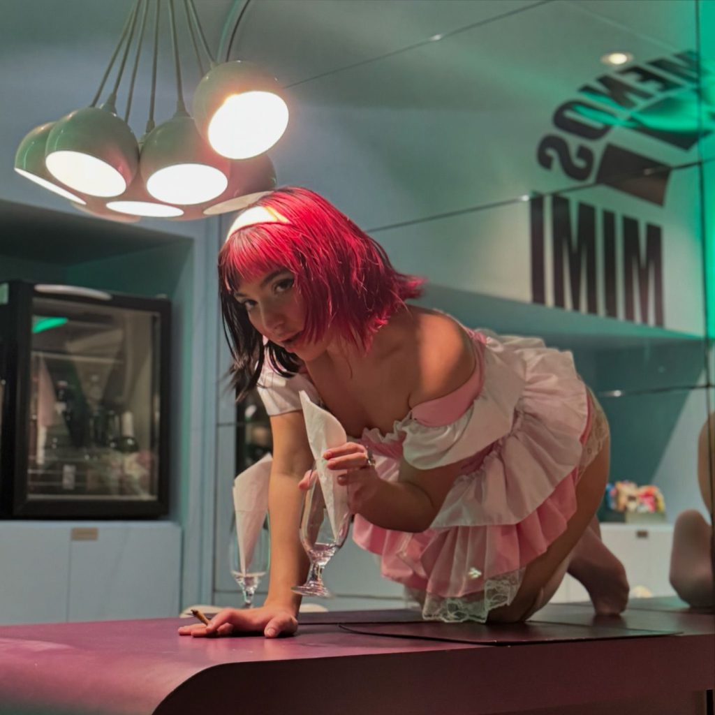 Belle Belinha stellt feuer sexy dar