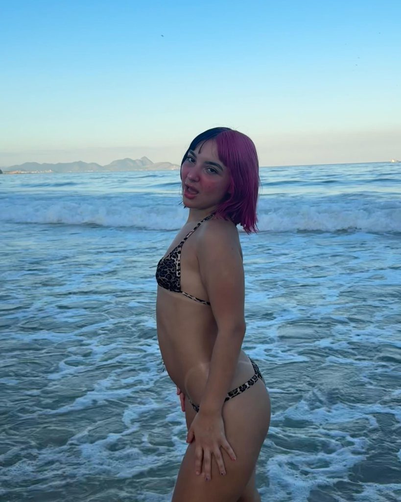 Belle Belinha vê porno xxx