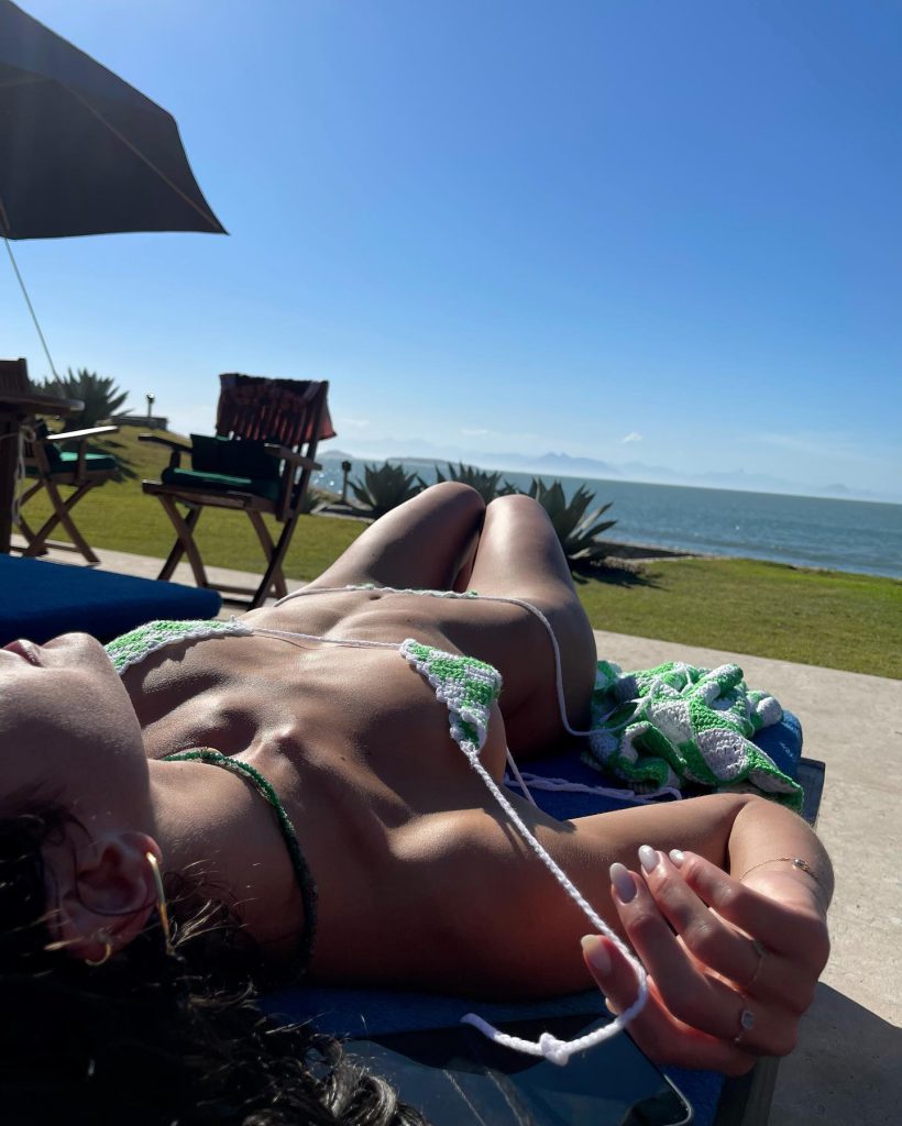 Bruna Marquezine sorri rata