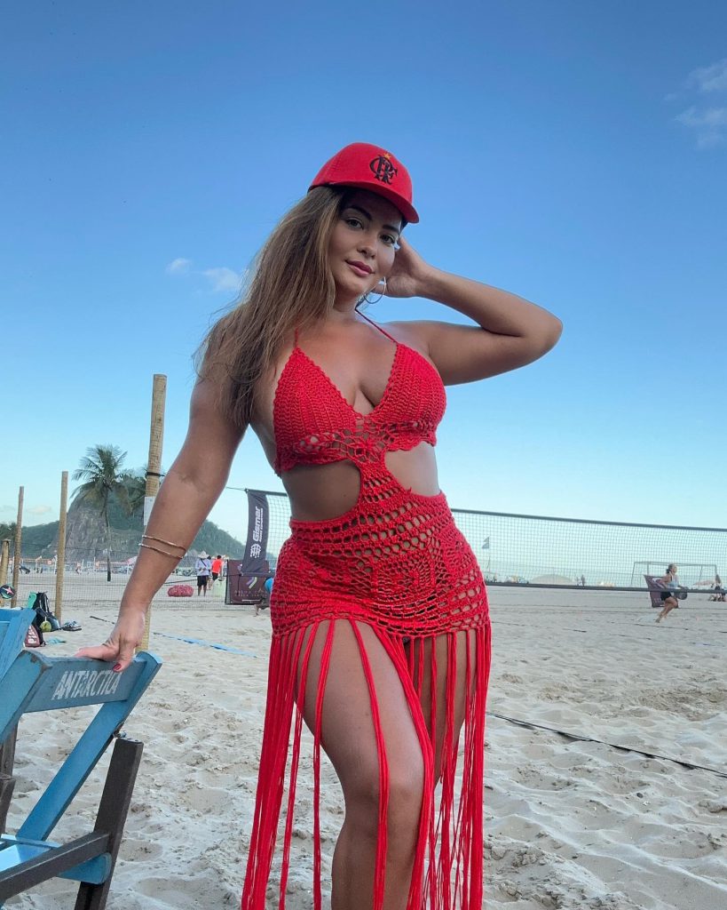 Geisy Arruda posa cenas de sexo