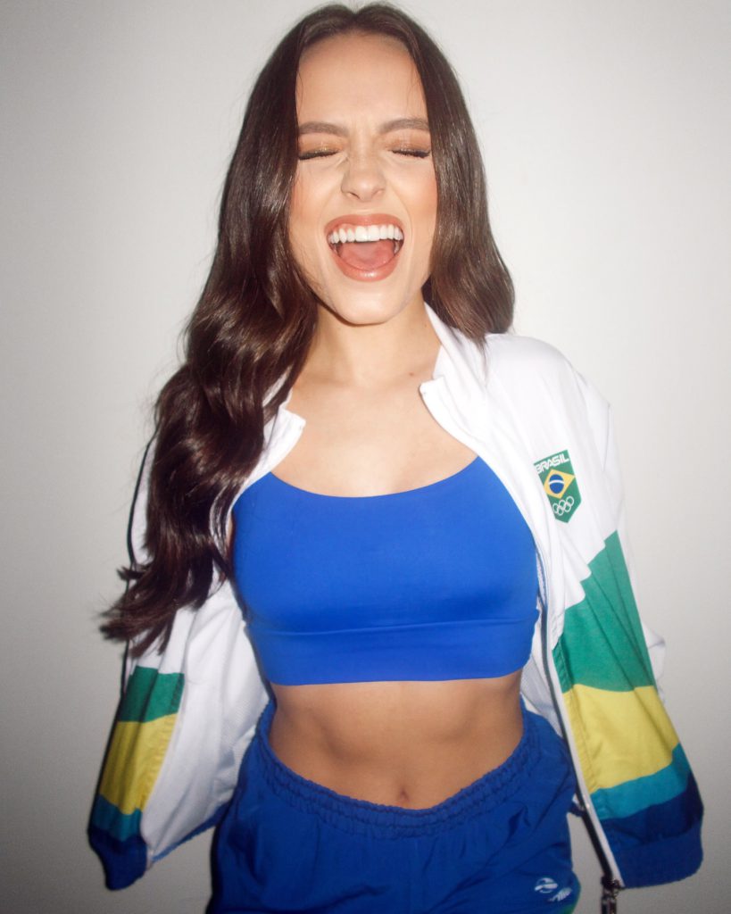 Larissa Manoela vê biquíni