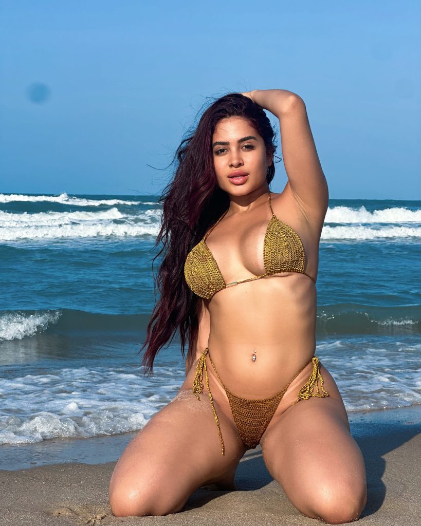 Raissa Oliveira stellt feuer bikini dar