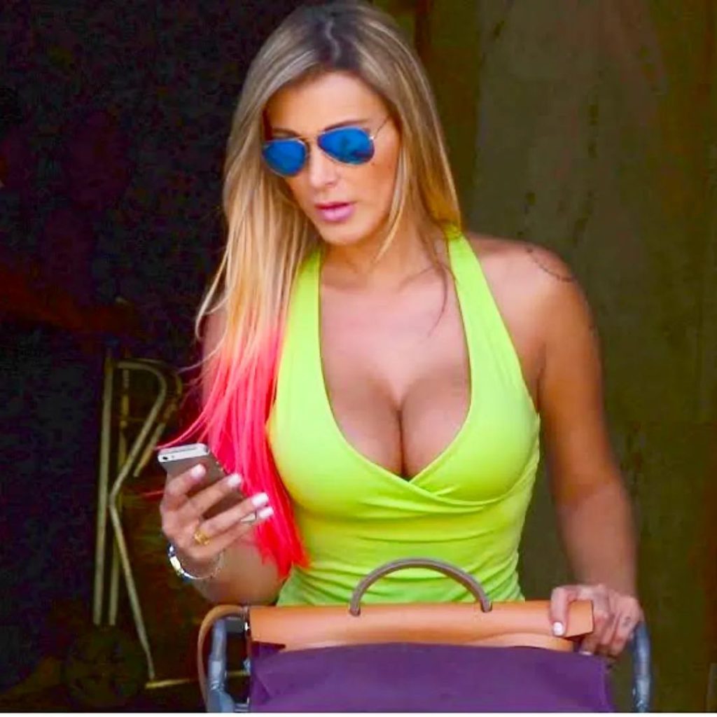 Andressa Urach posa sexy