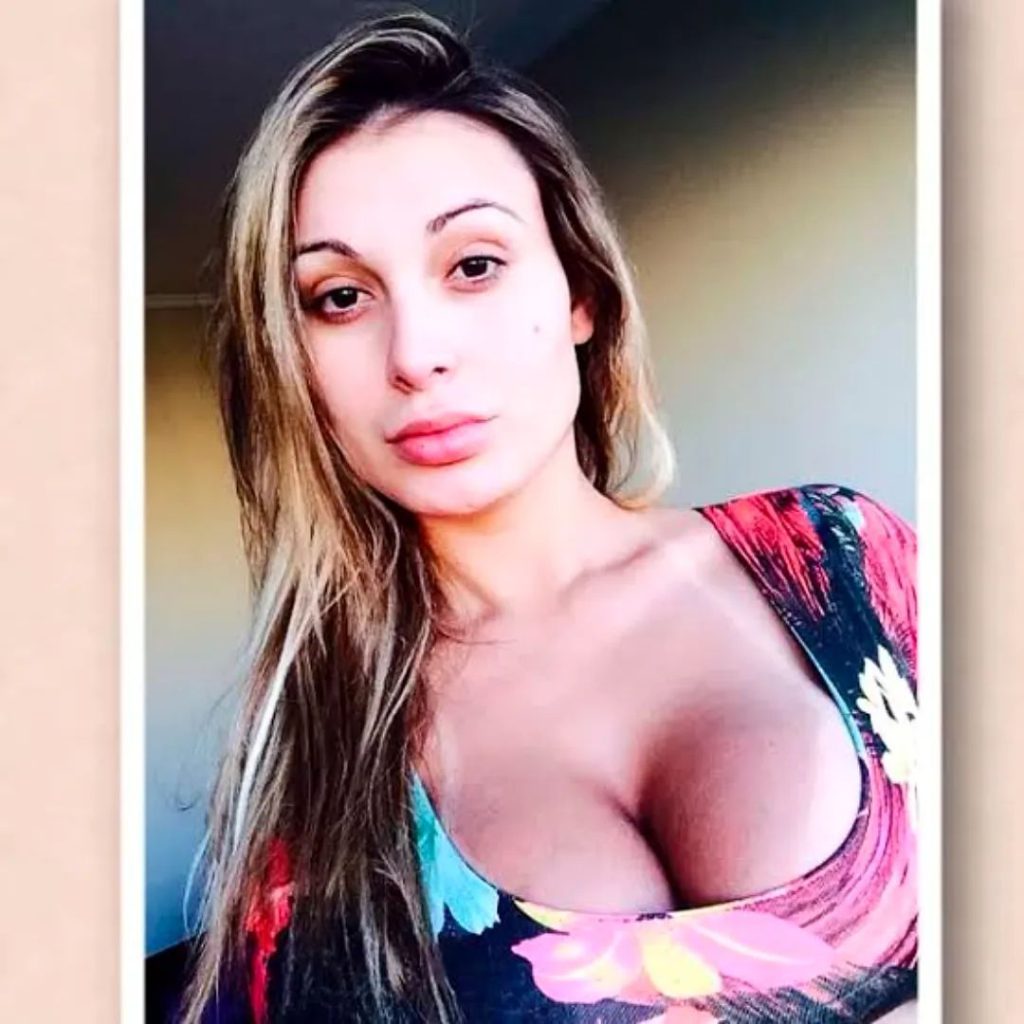 Andressa Urach posa de rabo