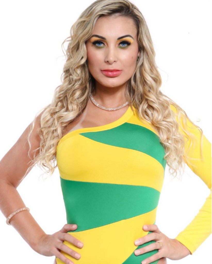 Andressa Urach posa nua fotos