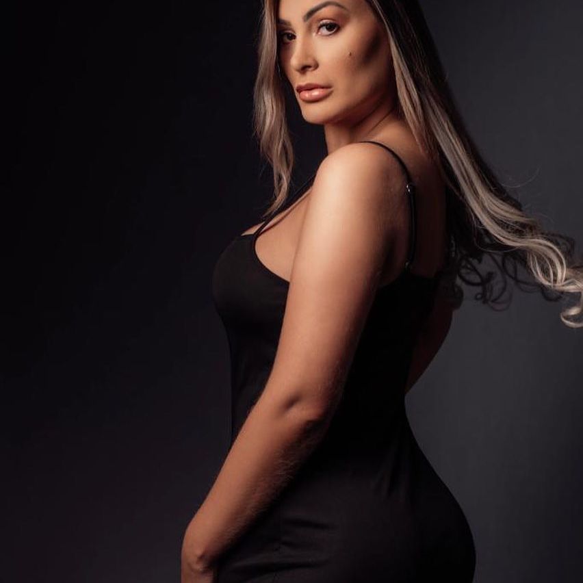 Andressa Urach sorri fotos nua