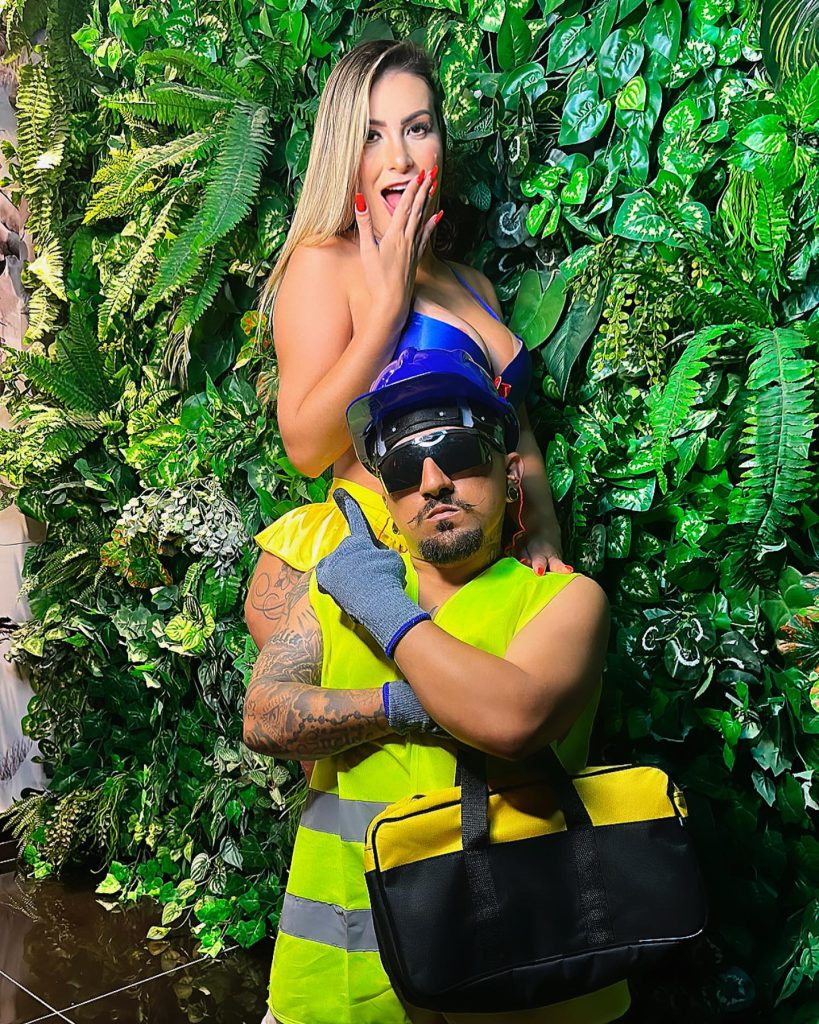 Andressa Urach sorri peitos