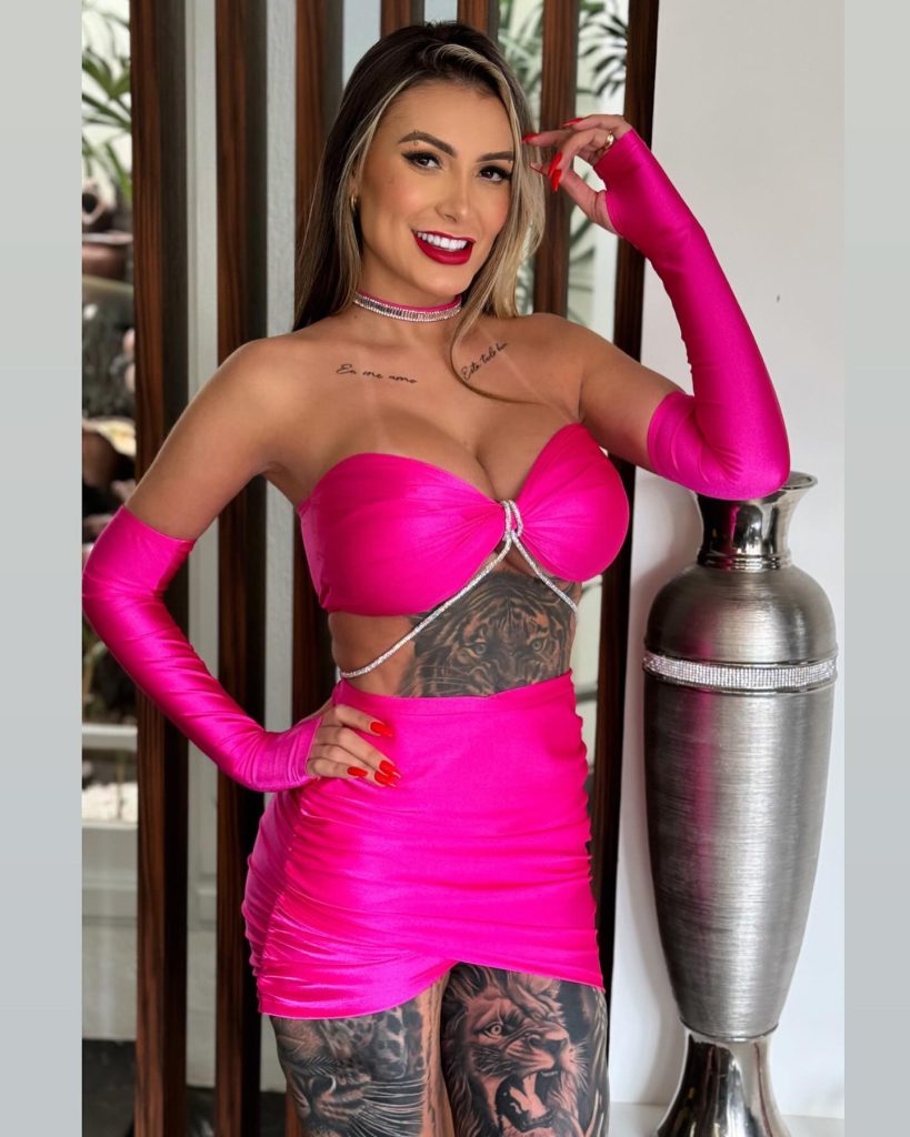 Andressa Urach vê fotos quentes