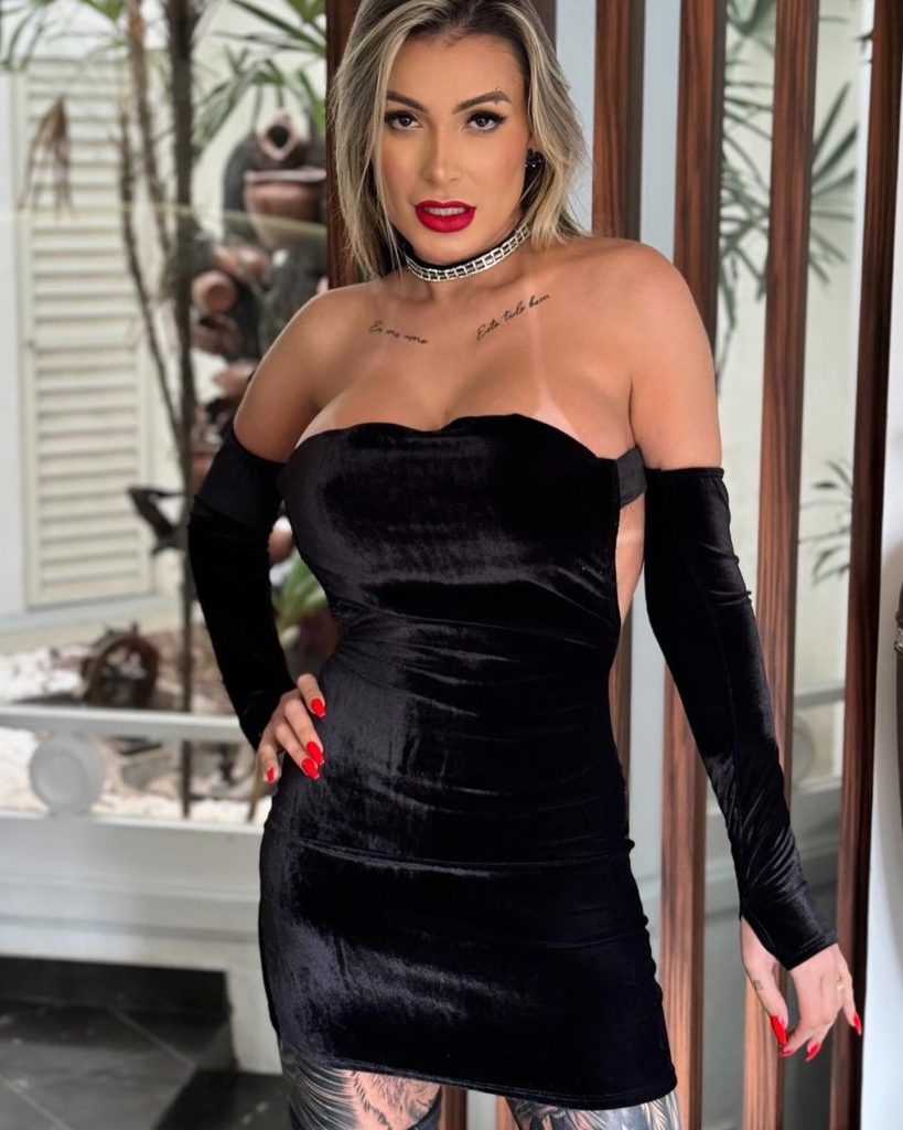 Andressa Urach sorri sexy