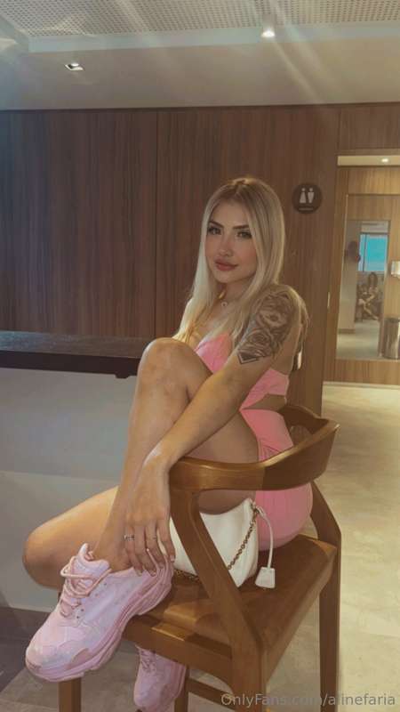 Aline Farias mostra biquínis de luxo