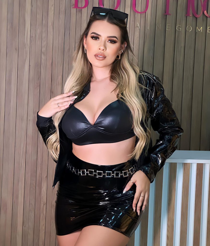 Aline Farias stellt feuer sexy dar