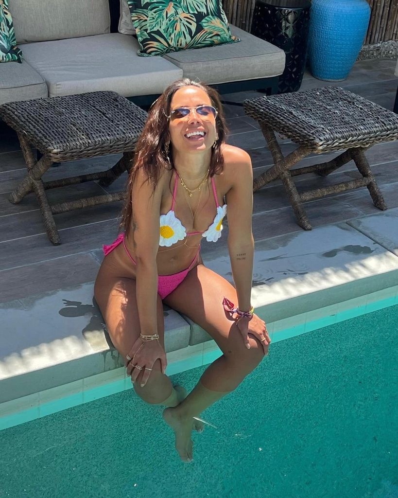 Anitta stellt feuer bikini dar