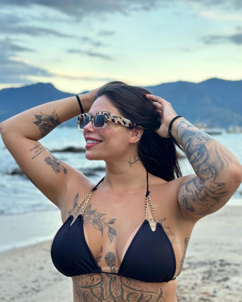 Anny Alves sorri cenas de sexo