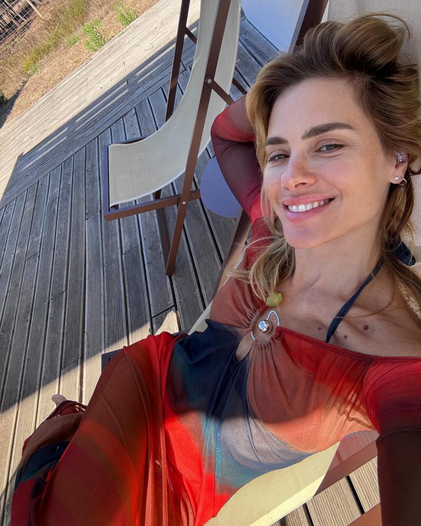 Carolina Dieckmann sorri biquíni quente