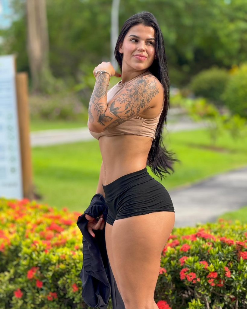 Jaine Cassu sorri cenas de sexo