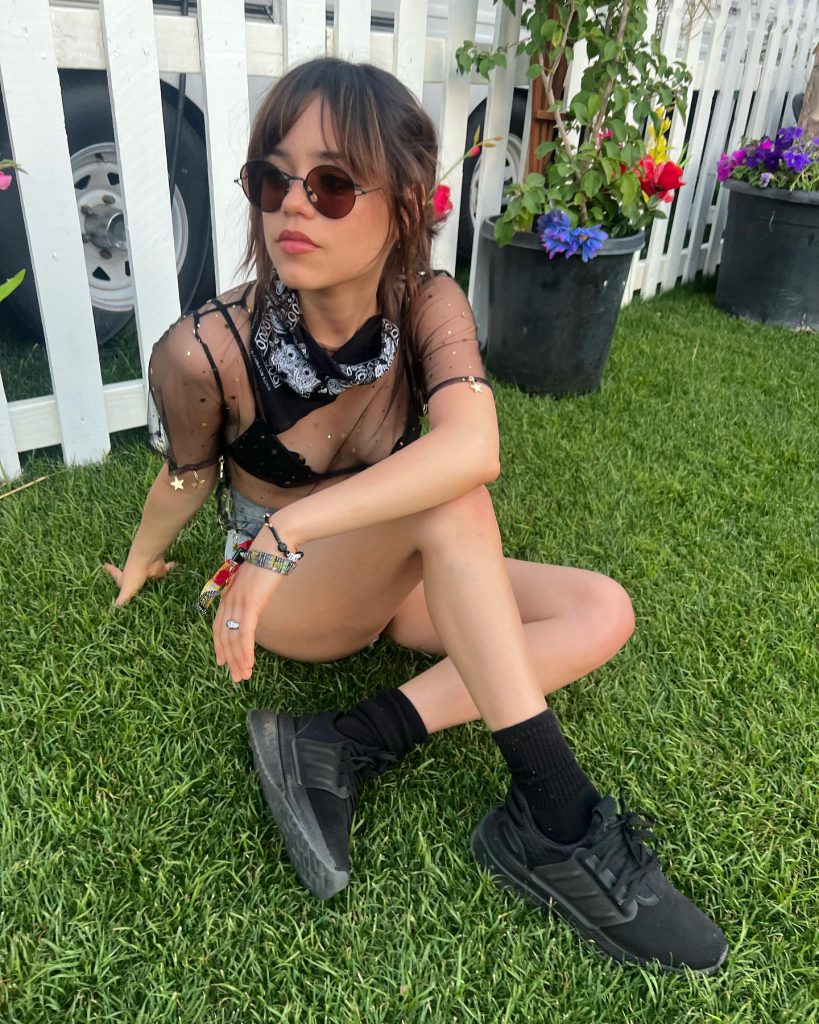 Jenna Ortega biquíni de luxo