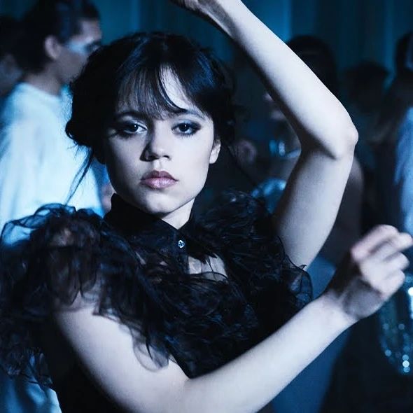 Jenna Ortega posa de biquíni