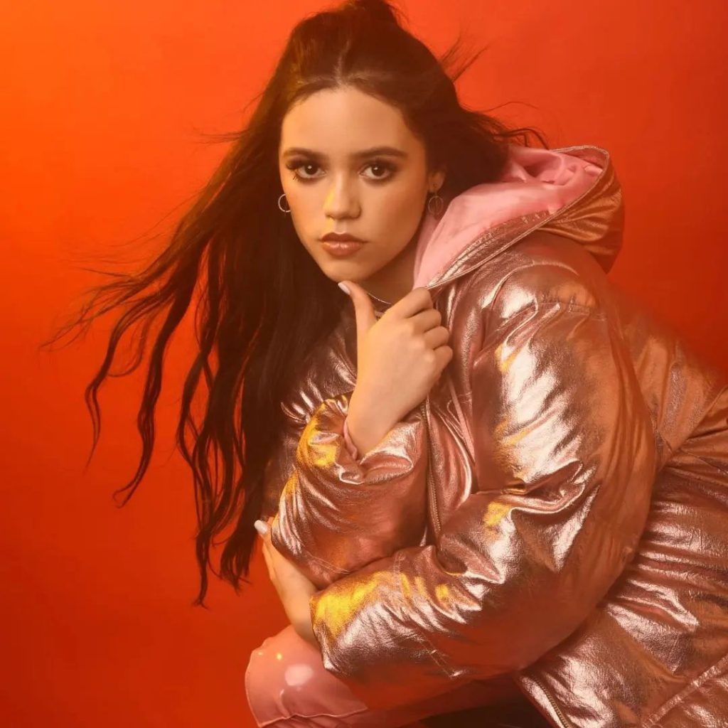 Jenna Ortega posa mamas