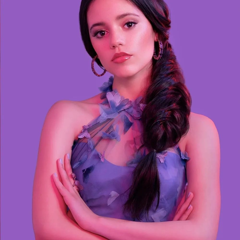 Jenna Ortega posa quente fotos