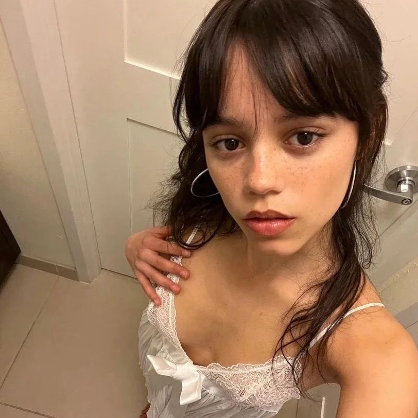 Jenna Ortega poses quentes