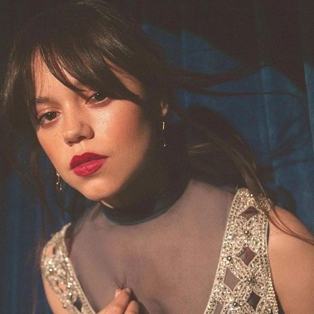 Jenna Ortega sorri gostosa