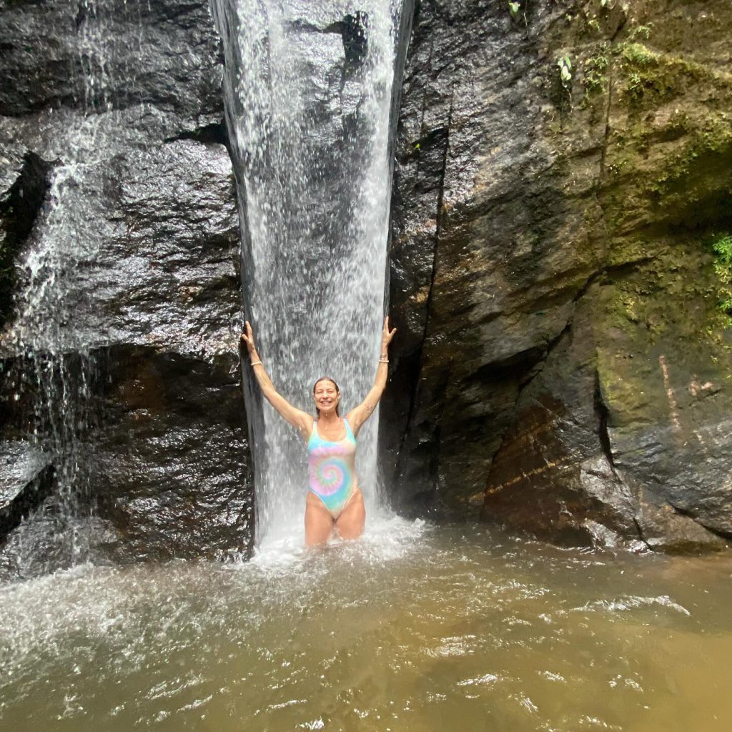 Luana Piovani schildert feuer heiße bilder