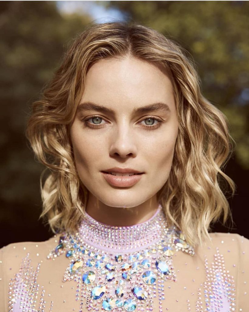 Margot Robbie modelliert heißen bikini